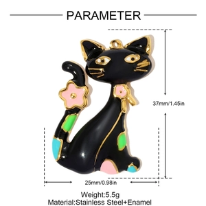 Detailweergave van een zwarte emaille kattenhanger met kleurrijke vlekken en maten