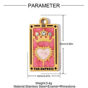 Detail der Empress-Tarot-Anhänger in rosa Emaille und Edelstahl mit Strasssteinen