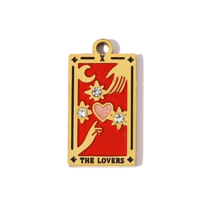 Detail des Tarot-Anhängers Die Liebenden mit roter Emaille, Herz und weißen Zirkonia
