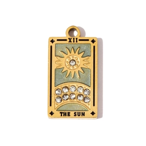Detailansicht goldener Tarot-Sonnenanhänger mit grünem Emaille und Strasssteinen