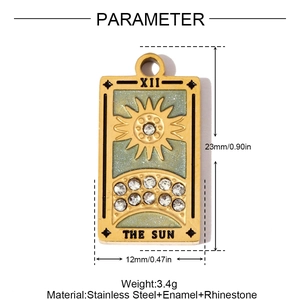 Detailansicht des Tarot-Sonnenanhängers mit grünem Emaille und Maßen in Millimetern