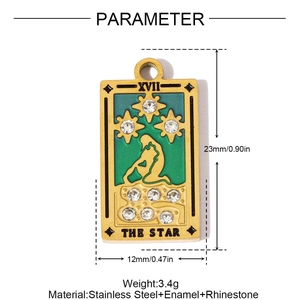 Nahaufnahme des Tarot-Anhängers Stern aus grünem Emaille und goldenem Edelstahl