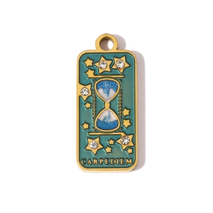 Detail eines Tarot-Sanduhr-Anhängers mit blauem Emaille und Carpe Diem-Gravur