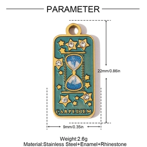 Detailansicht des Tarot-Sanduhr-Anhängers mit Carpediem-Text und Maßen 22mm x 9mm