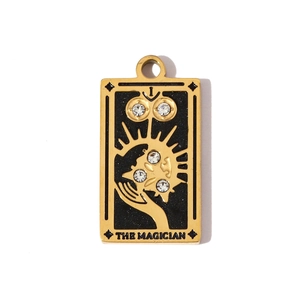 Detailansicht des Tarot-Anhängers Der Magier in Gold mit schwarzer Emaille und Kristallen
