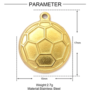 Makroaufnahme von Fußball-Anhänger aus goldenem Edelstahl mit feinen Sechseck-Mustern
