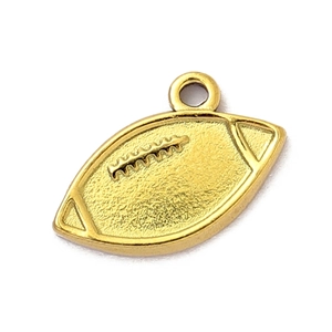 Detaillierte Makroansicht eines goldenen Football-Anhängers mit matter Textur