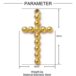 Dettaglio del ciondolo a croce dorata con perle in acciaio inossidabile con misure 33x18mm