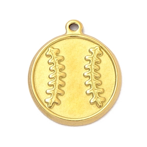 Nahaufnahme eines goldenen Edelstahl-Baseball-Anhängers mit geprägten Nahtstrukturen