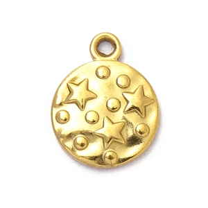 Detailansicht eines goldenen runden Anhängers mit Stern-Relief und poliertem Metall-Finish
