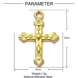 Dettaglio del ciondolo a croce dorata con dimensioni di 25 mm di altezza e 18 mm