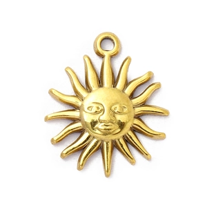 Detail eines goldenen Sonnenanhängers aus Edelstahl mit Reliefprägung im Retro-Stil