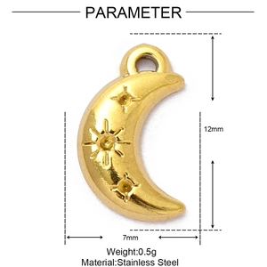Detailansicht des goldenen Mondanhängers mit Sternengravur und Produktabmessungen
