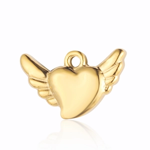 Vue détaillée du pendentif en forme de cœur doré avec des ailes d'ange finement gravées