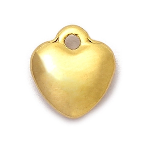Detailansicht eines herzförmigen goldenen Edelstahlanhängers mit Ring für DIY-Schmuck