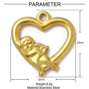 Vista dettagliata di un ciondolo angelo cuore dorato con dimensioni 22mm x 23mm e 3,3g
