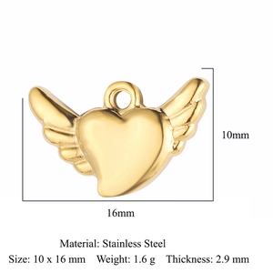 Détail d'un pendentif cœur ailé en acier inoxydable doré avec dimensions 10x16mm