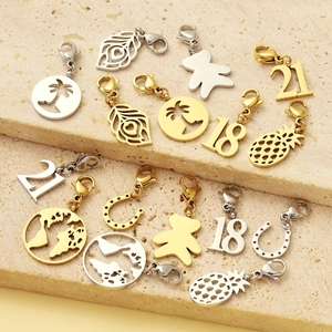 Assortimento di ciondoli fai-da-te in acciaio inossidabile oro e argento con chiusure