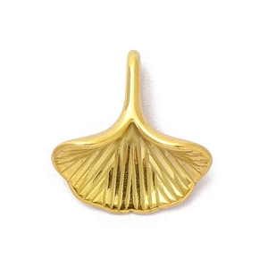 Detaillierte Nahaufnahme eines goldenen Ginkgoblatt-Anhängers mit feiner Blattstruktur