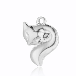 Vue macro détaillée d'un pendentif renard en argent poli pour la création de bijoux