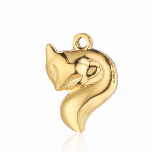 Gros plan d'un pendentif en forme de renard doré poli pour bijoux DIY et colliers