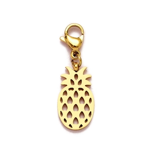 Dettaglio del ciondolo a forma di ananas traforato in oro con chiusura a moschettone