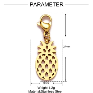 Vista dettagliata del ciondolo a forma di ananas in acciaio inox dorato da 27mm con chiusura