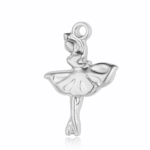 Détail d'un pendentif ballerine en argent avec motifs radiaux et anneau de suspension