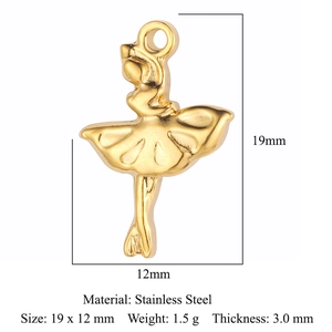 Vue macro technique du pendentif ballerine en acier doré avec dimensions précises