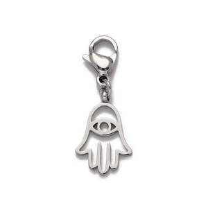 Détail de la main de Hamsa en argent avec fermoir mousqueton et motif œil creux