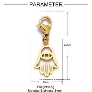 Vue macro du pendentif Main de Fatma en acier doré avec fermoir mousqueton et dimensions