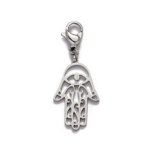 Vue détaillée du pendentif main de fatma en acier avec fermoir mousqueton et motifs