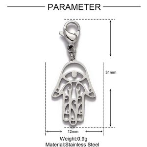 Détail du pendentif Main de Fatma en acier inoxydable argenté avec fermoir homard