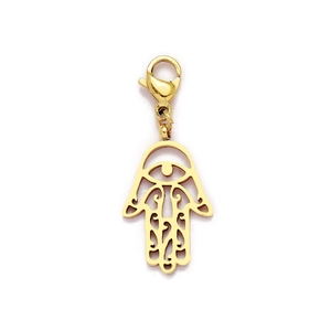 Vue détaillée de la main de Hamsa dorée avec motifs ciselés et fermoir mousqueton