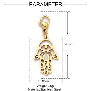 Vue détaillée du pendentif main de Hamsa doré en acier inoxydable avec fermoir mousqueton