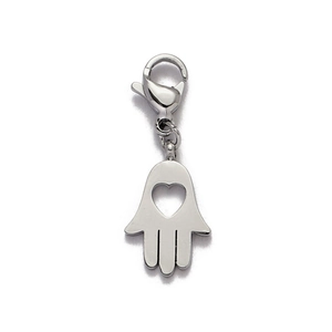 Vue détaillée du pendentif Main de Hamsa avec découpe de cœur et fermoir homard