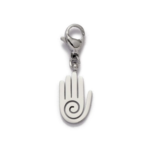Détail du fermoir mousqueton en acier inoxydable avec pendentif main spirale