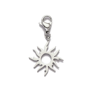 Détail du pendentif soleil en acier inoxydable argenté avec fermoir mousqueton
