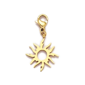 Détail d'un pendentif soleil doré ajouré avec fermoir mousqueton pour bijoux DIY
