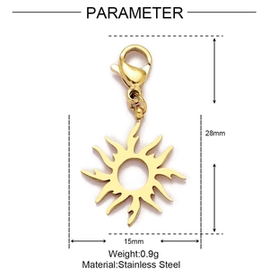 Vue détaillée du pendentif soleil en acier doré 15mm avec fermoir mousqueton et dimensions