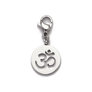 Pendentif Om en acier inoxydable poli avec fermoir mousqueton sur un fond blanc neutre