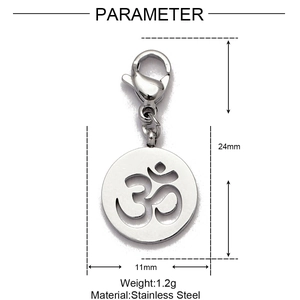 Détails du pendentif Om en acier inoxydable avec dimensions et fermoir mousqueton