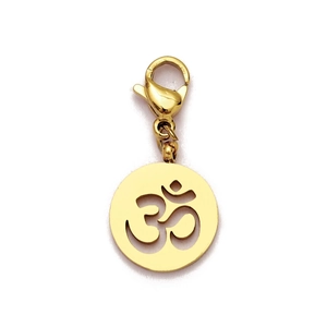 Gros plan détaillé d'un pendentif symbole Om doré en acier inoxydable avec fermoir mousqueton