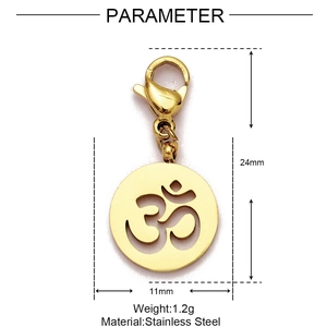 Vue détaillée des paramètres d'un pendentif Om doré avec fermoir mousqueton en acier