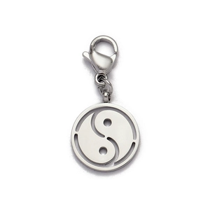 Détail d'un pendentif Yin Yang en acier inoxydable poli avec un fermoir mousqueton robuste