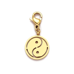 Détail d'un pendentif Tai Chi Yin Yang doré avec fermoir mousqueton pour bijoux DIY