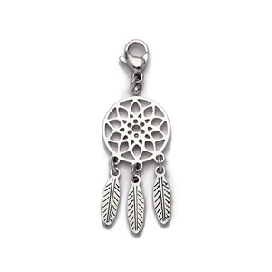 Détail du pendentif attrape-rêves avec plumes en acier inoxydable et fermoir mousqueton