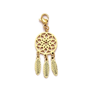 Détail du pendentif attrape-rêves doré en acier inoxydable avec fermoir mousqueton et plumes