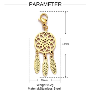 Vue détaillée du pendentif attrape-rêves doré avec dimensions et spécifications en acier