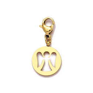 Détail macro du pendentif ange plaqué or avec design ajouré et fermoir mousqueton